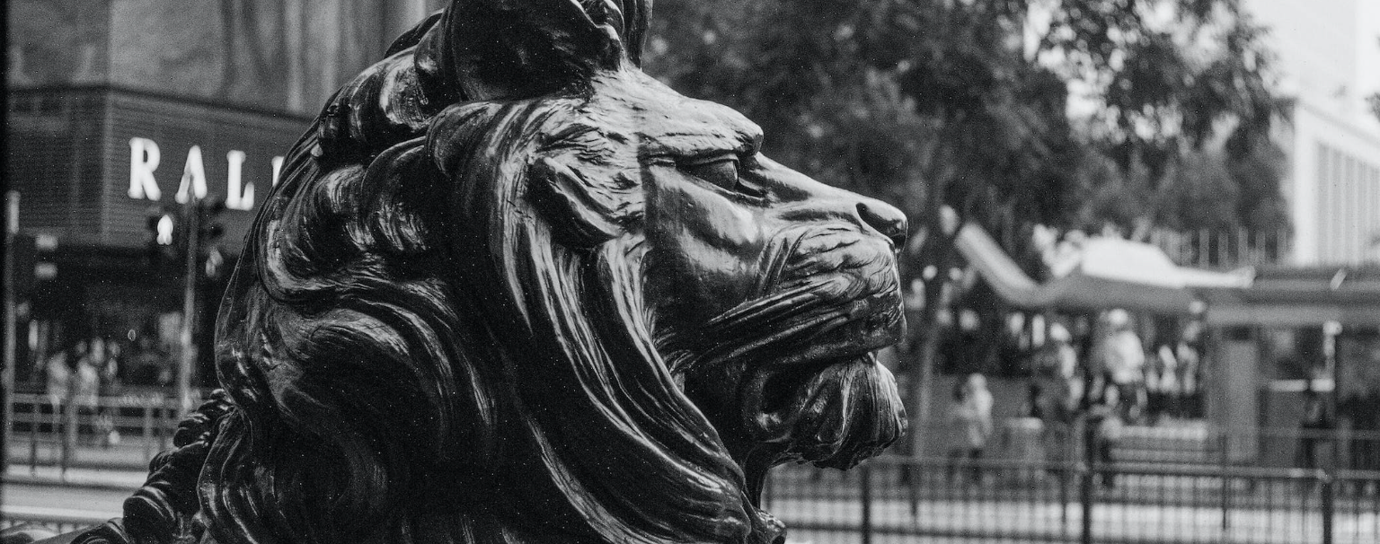 Le symbolisme du pendentif lion : une alliance de force et d'élégance